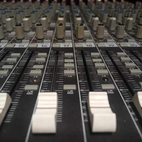 Zajęcia w studio nagrań dla młodzieży